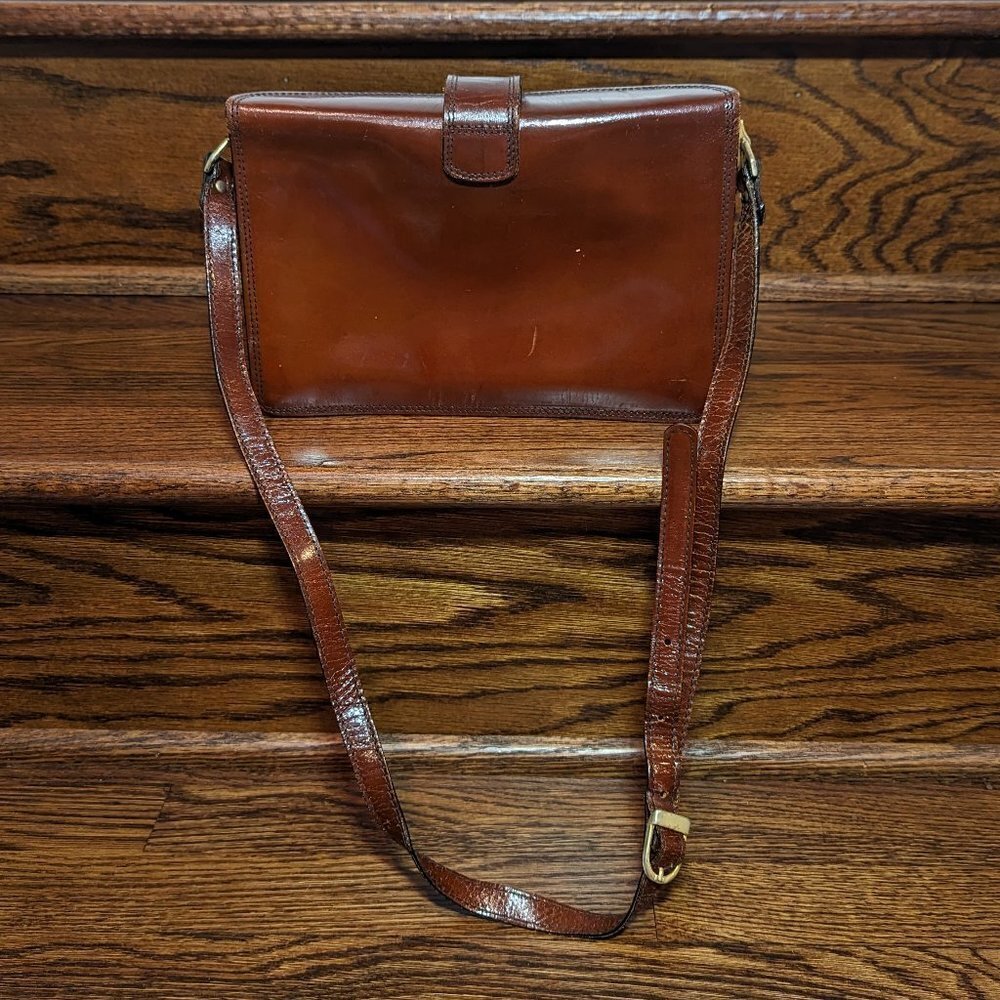 Vintage camel brown leather handbag with buckled shoulder strap and foldover top - Picture 6 of 12